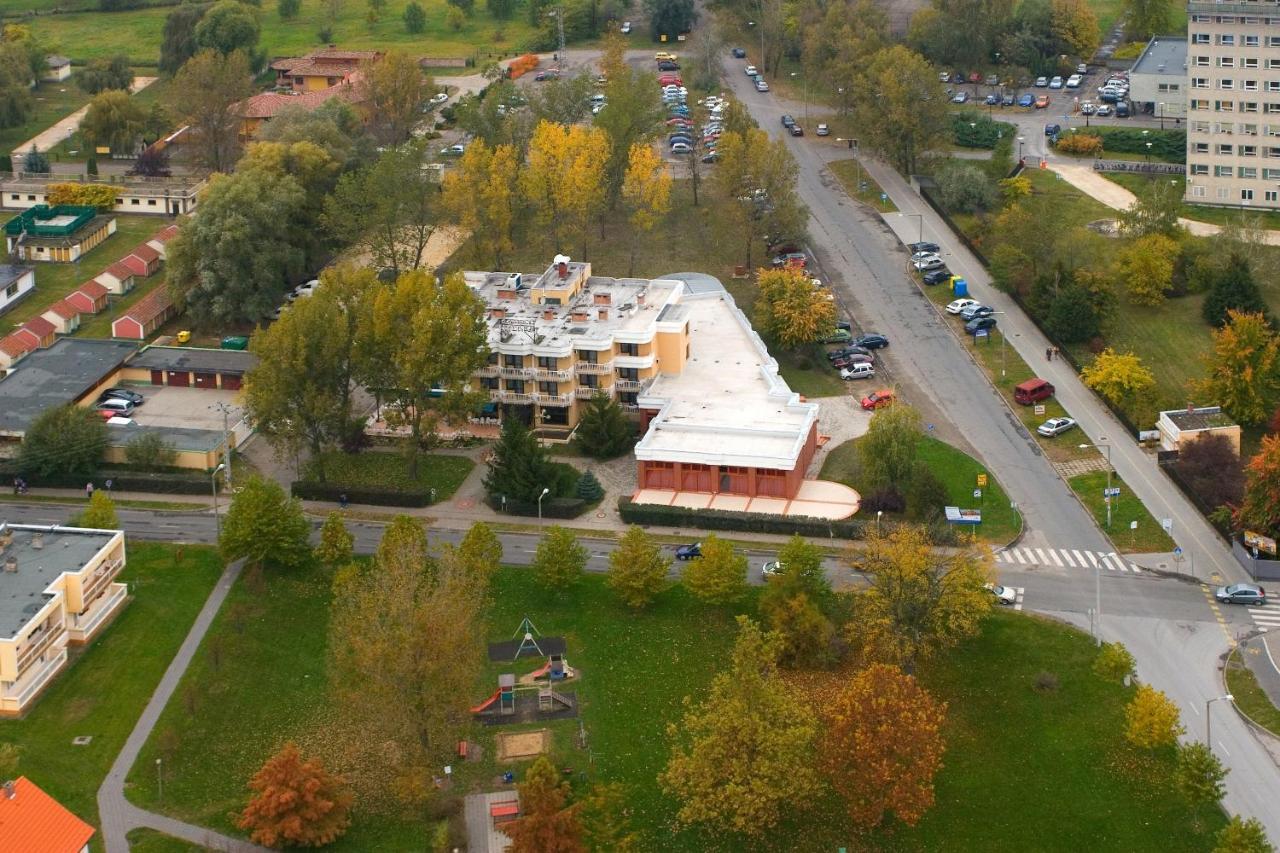 Csipke Hotel Kiskunhalas Exterior foto
